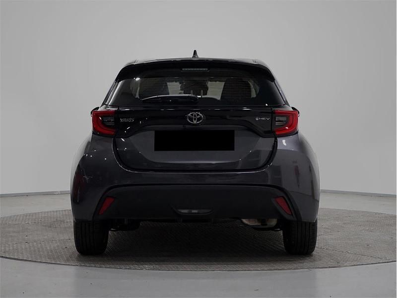 Usado Toyota Yaris Hybrid Active 116 CV (85 kW) 2024 Gris ágata Berlina