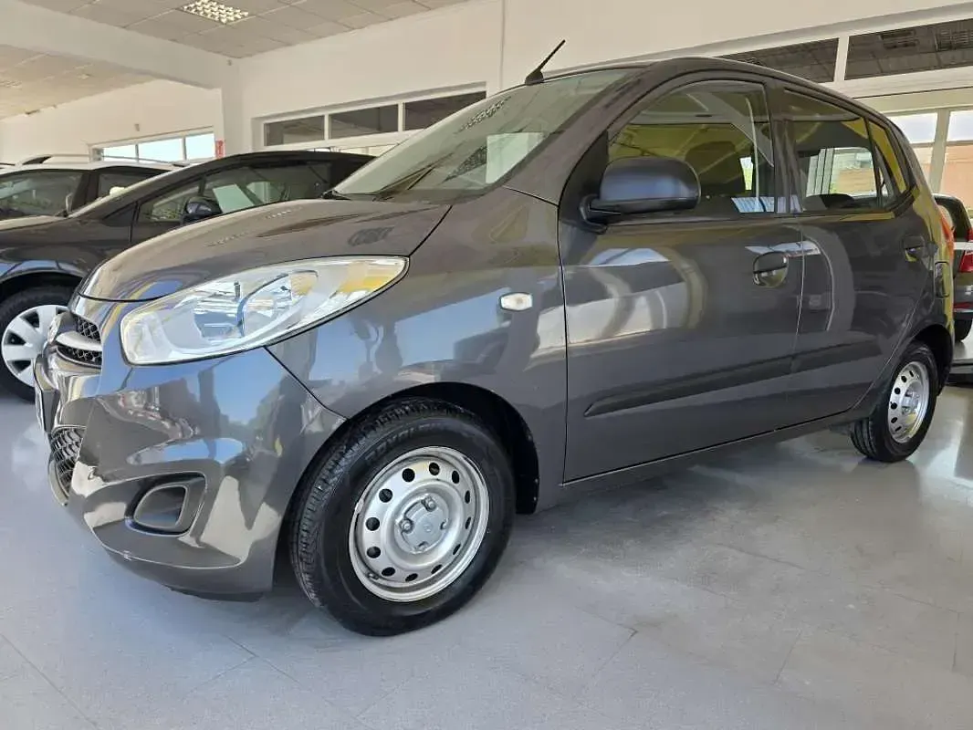 Usado Hyundai i10 Comfort 77 CV (56 kW) 2012 Gris Utilitario