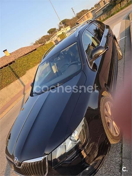 Usado Skoda Superb Elegance 140 CV (102 kW) 2015 Negro Familiar