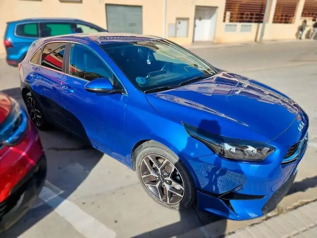Usado Kia Ceed 136 CV (100 kW) 2022 Azul Utilitario