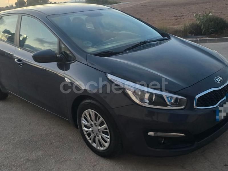 Usado Kia Ceed GT GT-Line 136 CV (100 kW) 2016 Gris / plata Berlina