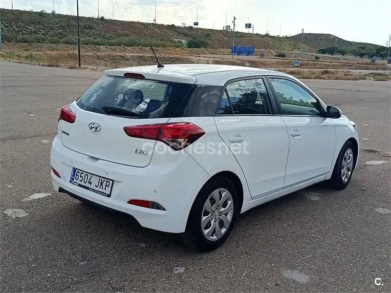 Usado Hyundai i20 84 CV (61 kW) 2015 Blanco Berlina