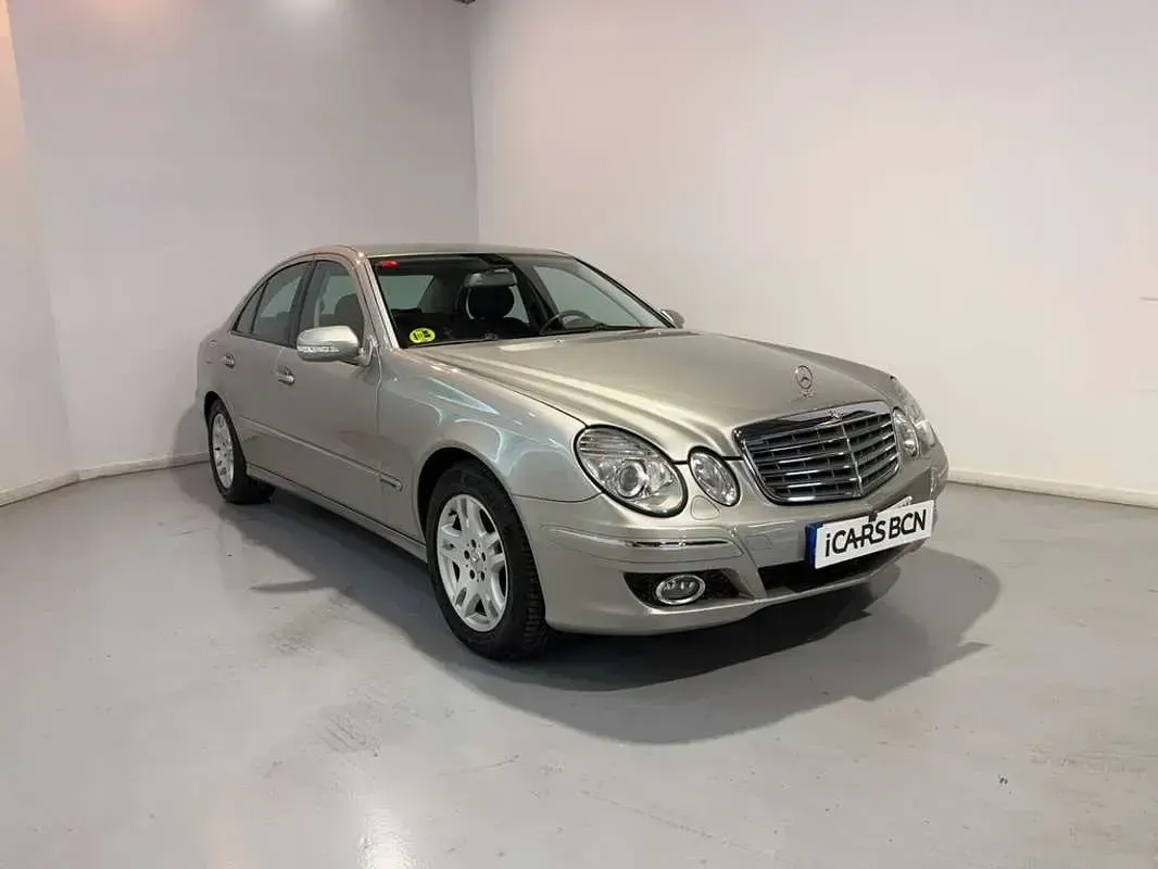 Usado Mercedes E280 Elegance 190 CV (139 kW) 2007 Beige Berlina