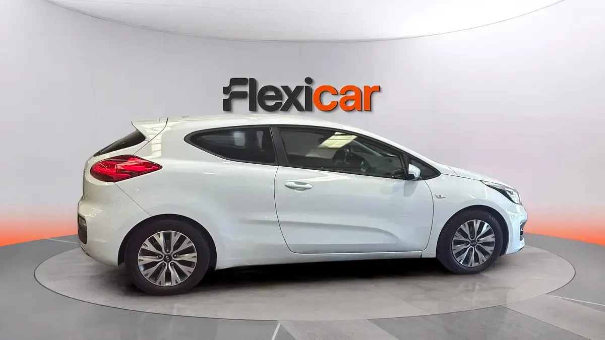 Käytetty Kia Ceed 120 HP (88 kW) 2018 Valkoinen Viistoperä