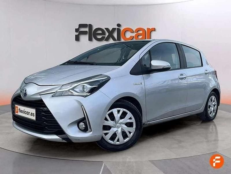 Usado Toyota Yaris Hybrid Active 100 CV (73 kW) 2019 Gris Utilitario