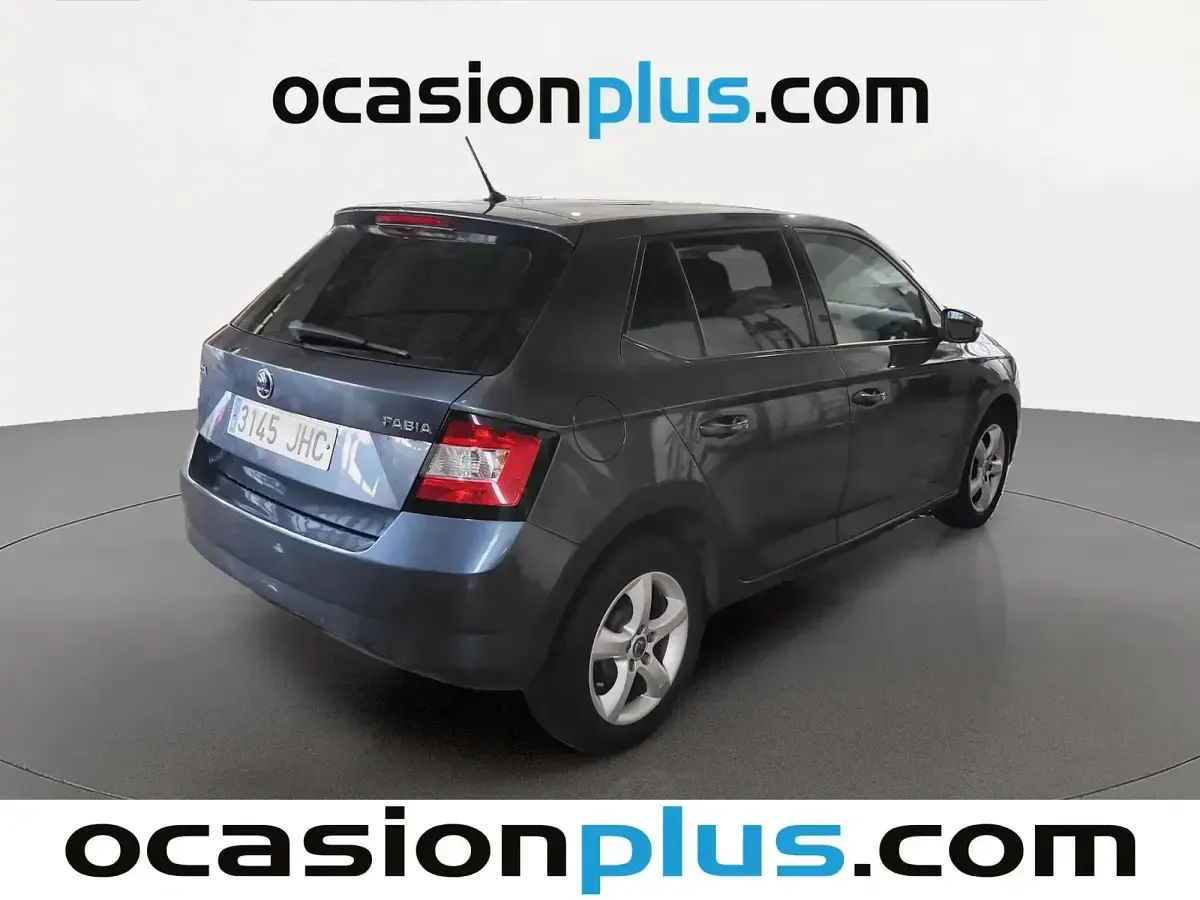 Usado Skoda Fabia Ambition 75 CV (55 kW) 2015 Gris Berlina