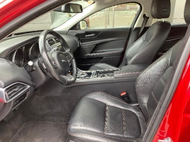 Usado Jaguar XE Prestige 180 CV (132 kW) 2018 Rojo Berlina