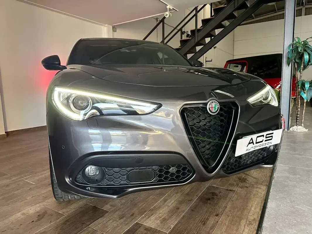 Usado Alfa Romeo Stelvio Veloce 210 CV (154 kW) 2022 Gris / plata SUV