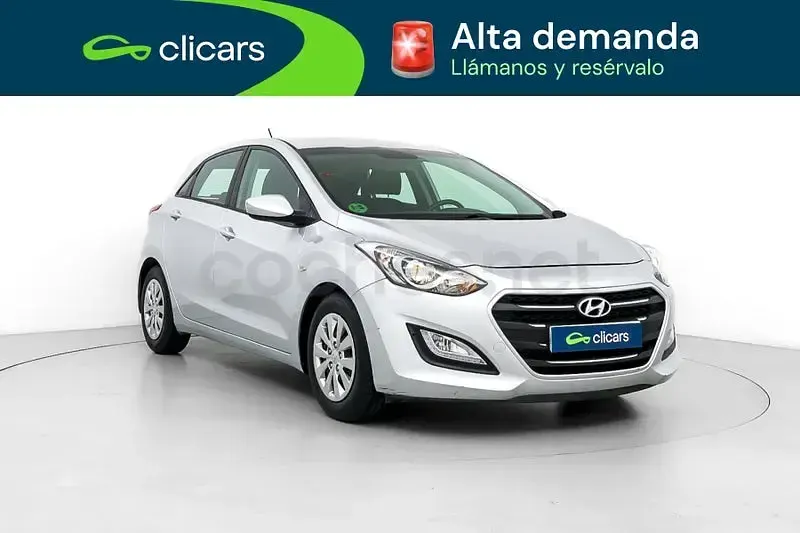 Usado Hyundai i30 100 CV (73 kW) 2016 Gris / plata Berlina