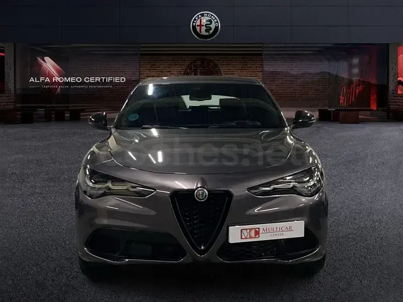 Usado Alfa Romeo Stelvio Veloce 211 CV (155 kW) 2023 Gris / plata SUV