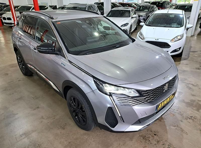 Usado Peugeot 3008 Style 130 CV (95 kW) 2021 Gris / plata SUV