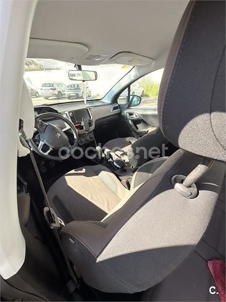 Usado Peugeot 2008 Allure 110 CV (80 kW) 2015 Marrón SUV