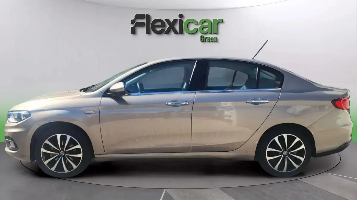 Usado Fiat Tipo Lounge 95 CV (69 kW) 2018 Beige Berlina