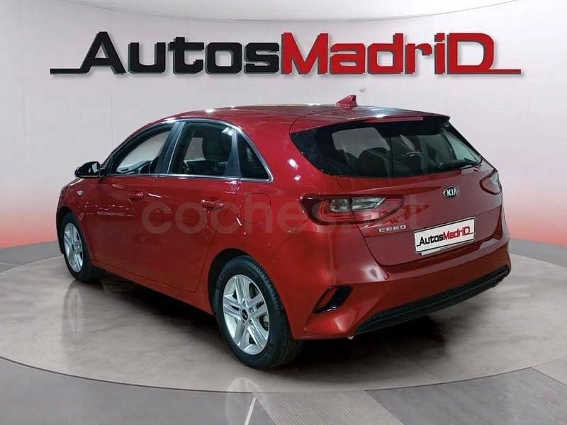 Usado Kia Ceed 120 CV (88 kW) 2021 Granate Utilitario