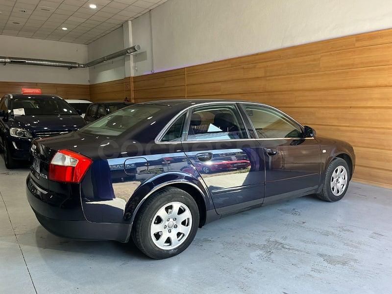 Usado Audi A4 130 CV (95 kW) 2002 Azul Berlina
