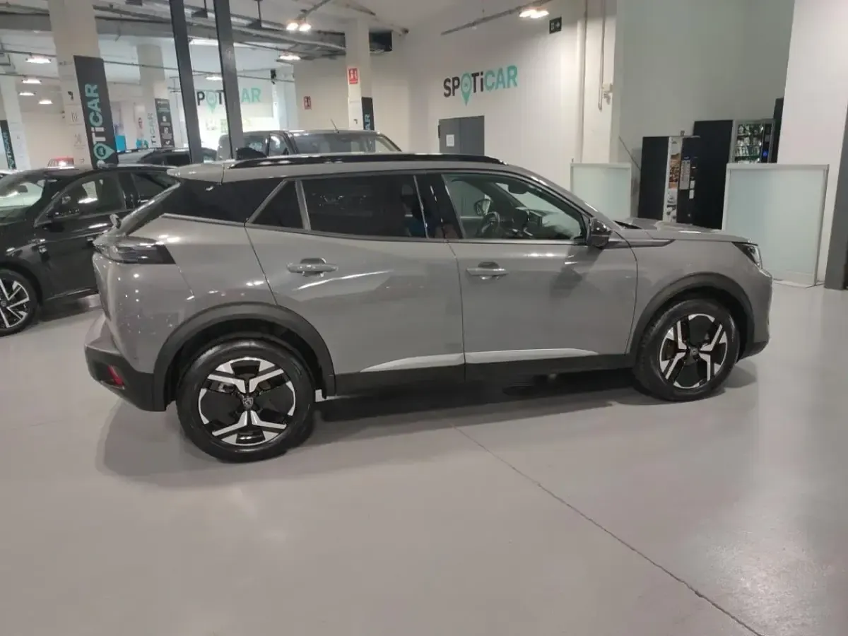 Usado Peugeot 2008 Allure 102 CV (75 kW) 2023 Gris SUV