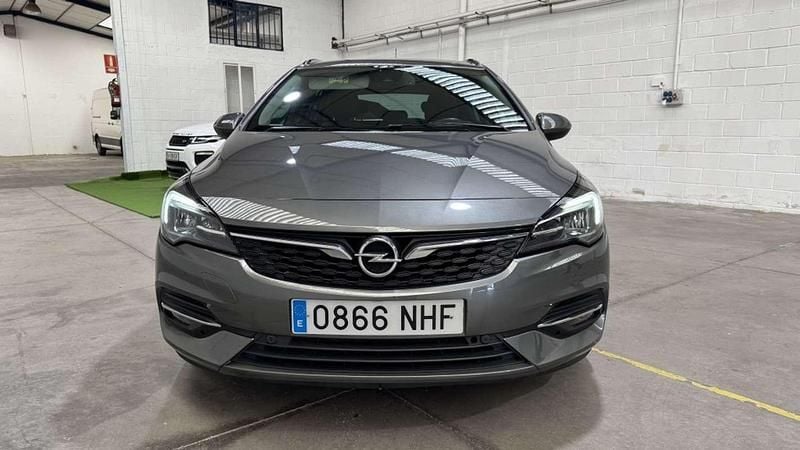 Usado Opel Astra Elegance 131 CV (96 kW) 2022 Gris Utilitario