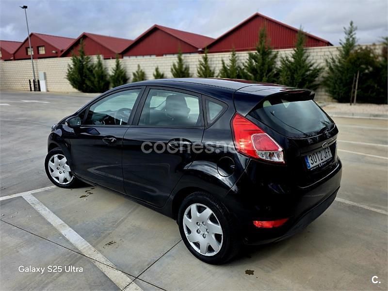 Usado Ford Fiesta Trend 75 CV (55 kW) 2015 Negro Berlina