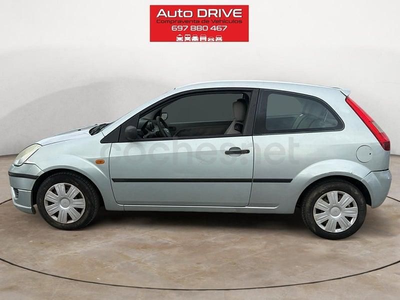 Usado Ford Fiesta Ambiente 70 CV (51 kW) 2004 Gris / plata Utilitario