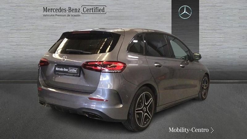Usado Mercedes B200 AMG line 150 CV (110 kW) 2021 Mountaingrau  met. Monovolumen