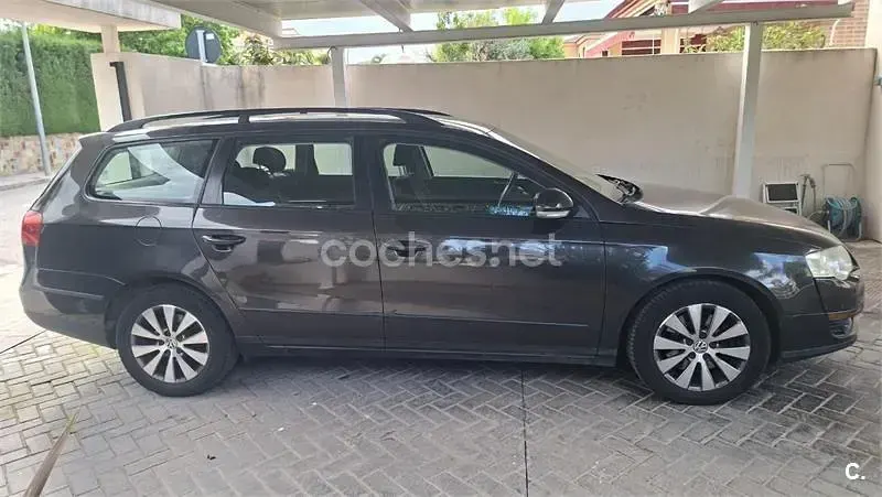 Usado VW Passat Advance 110 CV (80 kW) 2010 Marrón Familiar