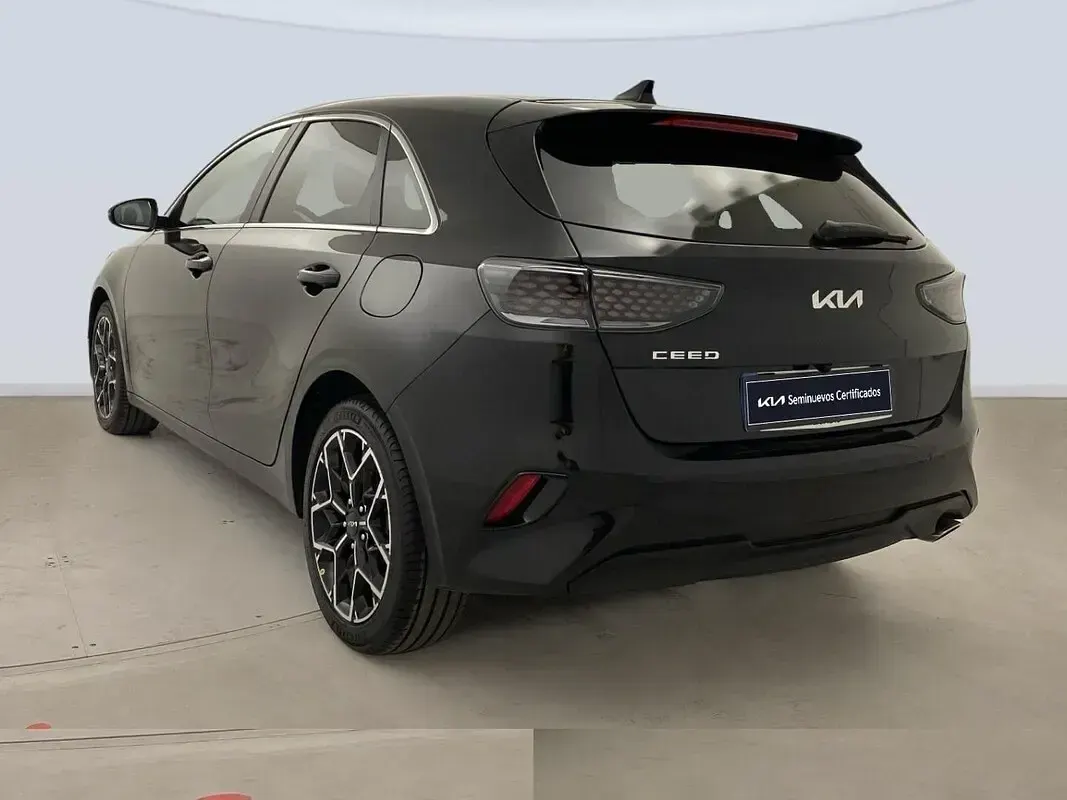 Usado Kia Ceed Style 100 CV (73 kW) 2025 Negro Utilitario