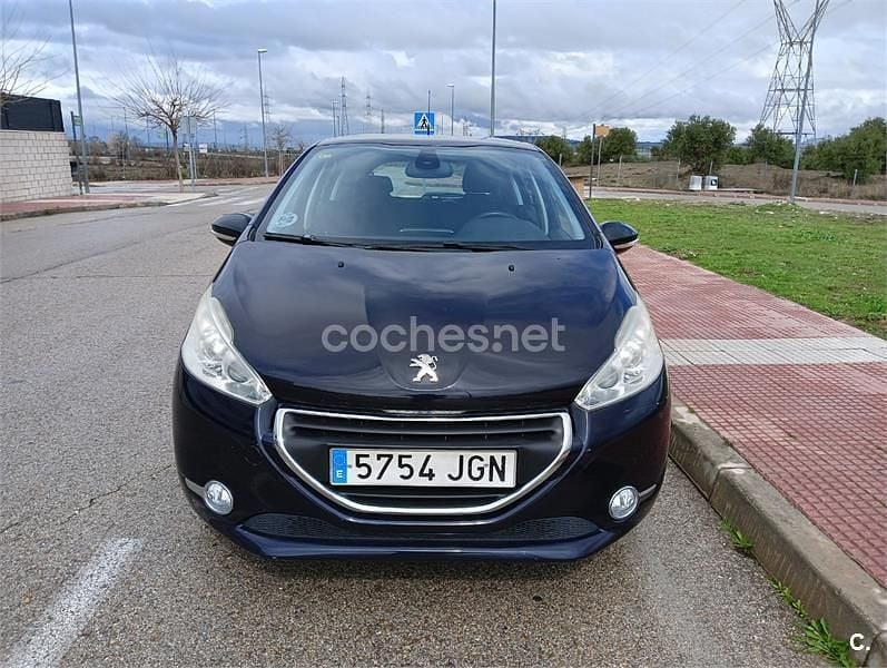 Usado Peugeot 208 Allure 92 CV (67 kW) 2015 Azul Utilitario