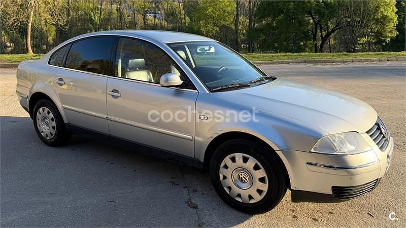 Usado VW Passat Trendline 130 CV (95 kW) 2002 Gris / plata Berlina