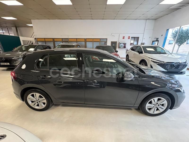 Usado VW Golf VIII Life 115 CV (84 kW) 2022 Gris / plata Berlina