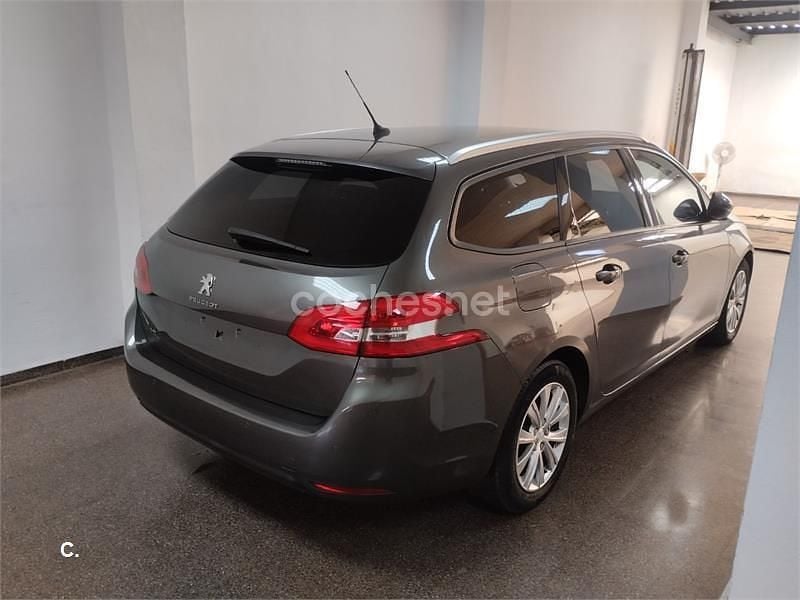 Usado Peugeot 308 Style 100 CV (73 kW) 2020 Gris / plata Familiar