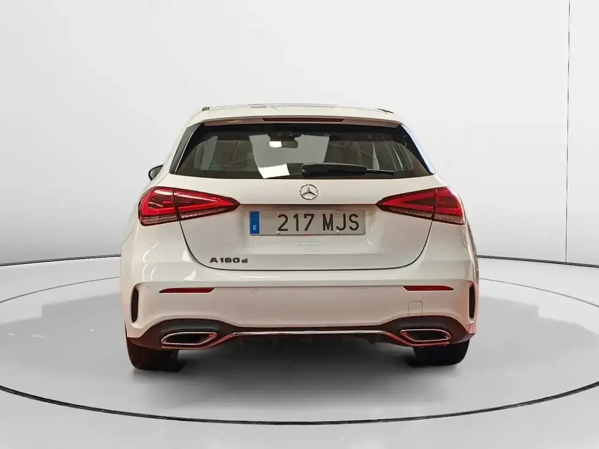 Usado Mercedes A180 AMG line 116 CV (85 kW) 2023 Blanco Berlina