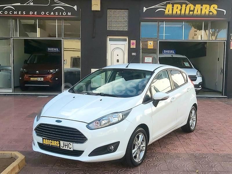 Blanco Usado 2015 Ford Fiesta Trend Berlina | 6290 € (Precio justo) - Imagen 1/4