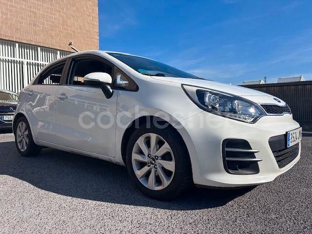 Usado Kia Rio 75 CV (55 kW) 2016 Blanco Berlina