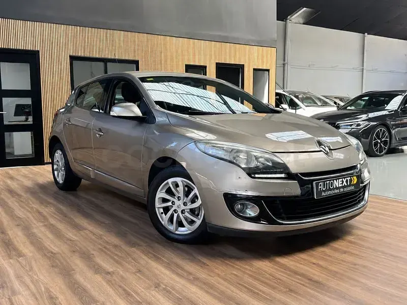 Usado Renault Mégane Dynamique 110 CV (80 kW) 2013 Beige Berlina