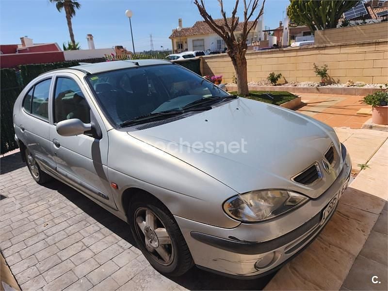 Usado Renault Mégane 90 CV (66 kW) 2000 Gris / plata Berlina