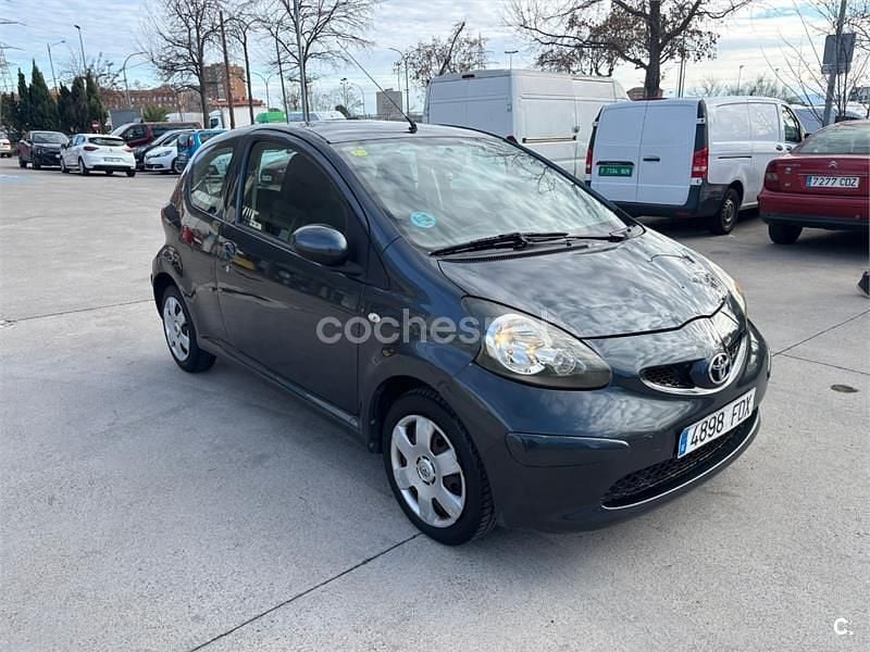 Usado Toyota Aygo 68 CV (50 kW) 2006 Gris / plata Utilitario