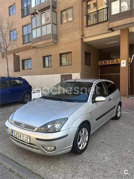 Usado Ford Focus Trend 100 CV (73 kW) 2003 Gris / plata Berlina