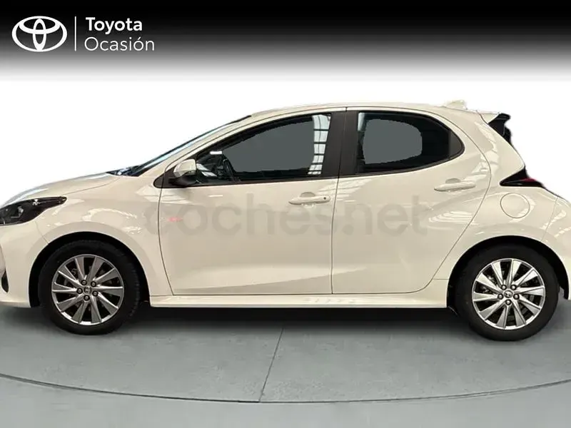 Usado Toyota Yaris Hybrid Active 116 CV (85 kW) 2022 Blanco Berlina