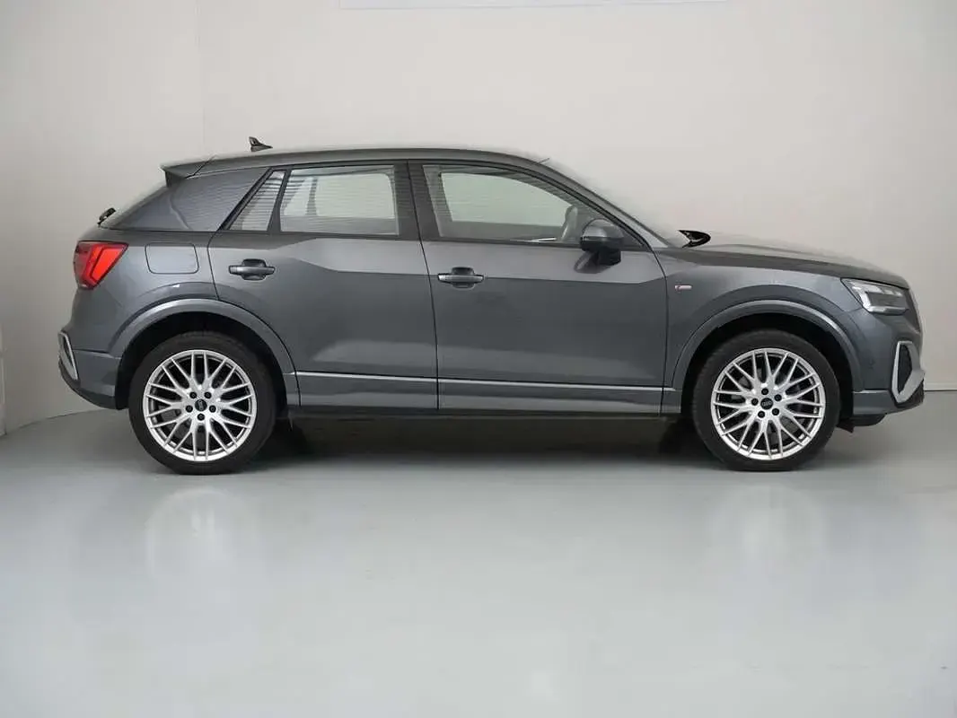 Usado Audi Q2 Black Edition 150 CV (110 kW) 2025 Gris SUV