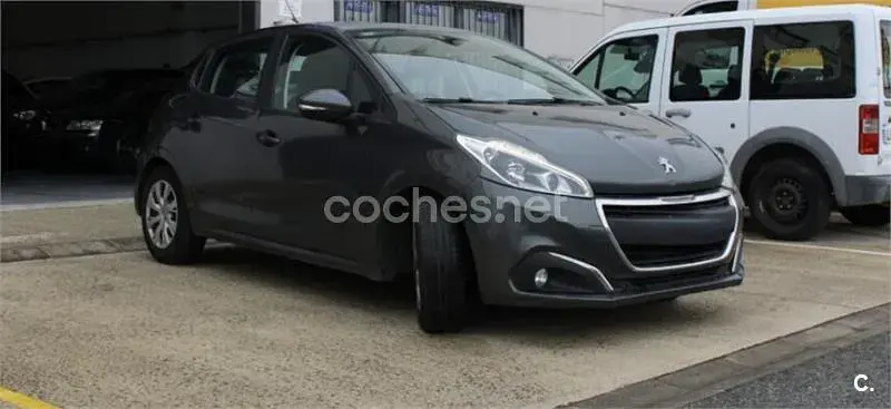 Usado Peugeot 208 Active 100 CV (73 kW) 2015 Gris / plata Utilitario