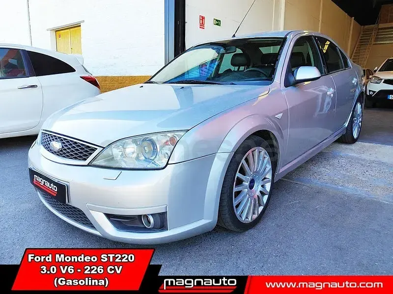 Usado Ford Mondeo ST 226 CV (166 kW) 2002 Gris / plata Berlina