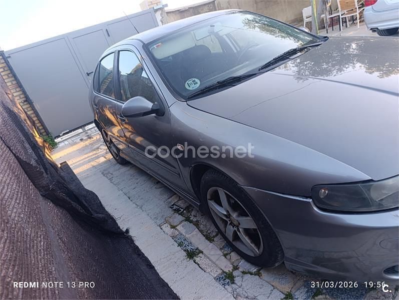 Usado Seat Leon Sport 105 CV (77 kW) 2004 Gris / plata Utilitario
