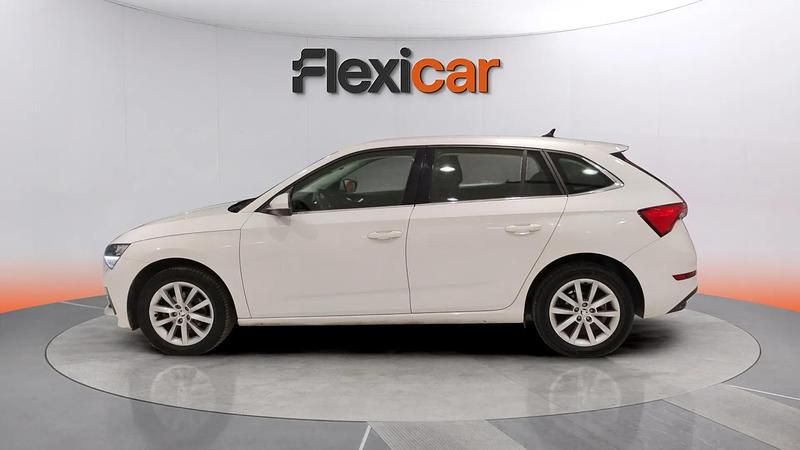 Usado Skoda Scala Ambition 110 CV (80 kW) 2021 Blanco Utilitario