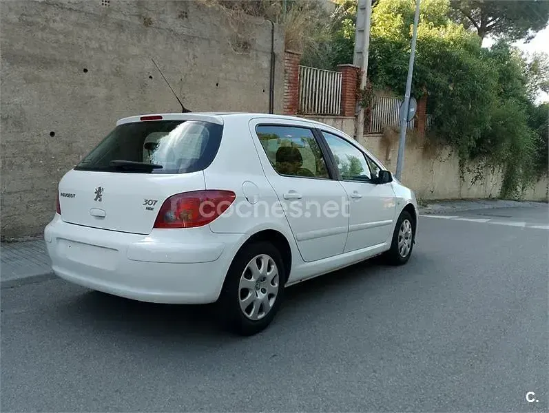 Usado Peugeot 307 110 CV (80 kW) 2004 Blanco Berlina