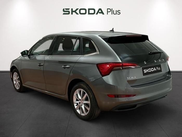 Usado Skoda Scala Ambition 110 CV (80 kW) 2022 Gris Utilitario