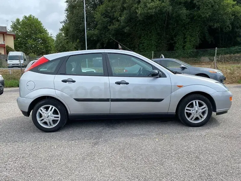 Usado Ford Focus Ambiente 100 CV (73 kW) 2000 Gris / plata Berlina