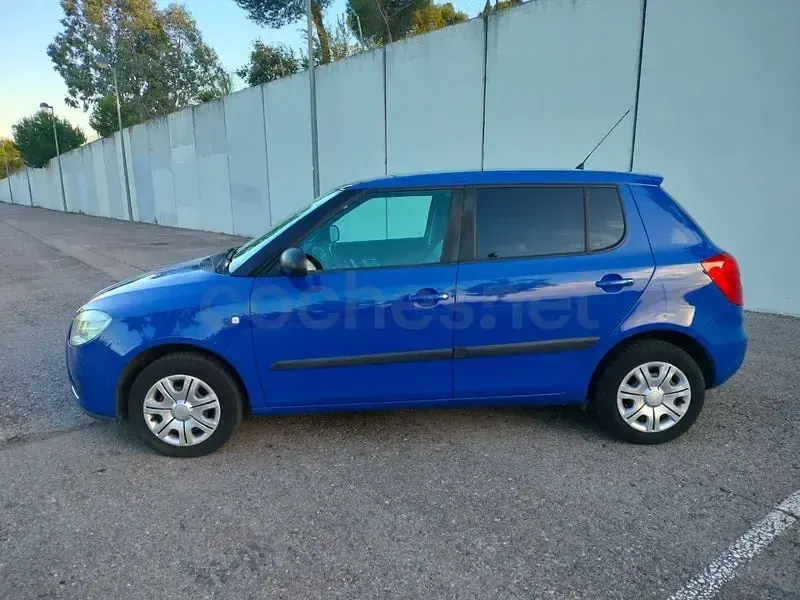 Usado Skoda Fabia 60 CV (44 kW) 2008 Azul Berlina