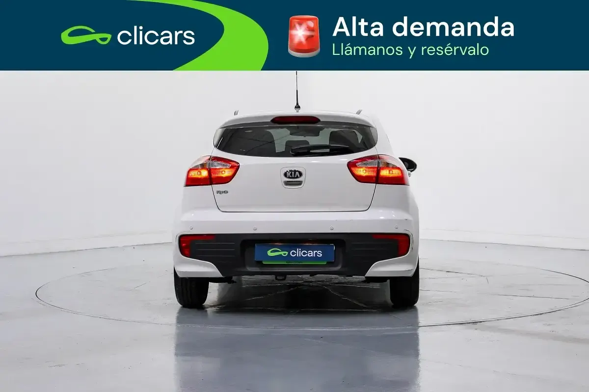 Usado Kia Rio 85 CV (62 kW) 2015 Blanco Berlina