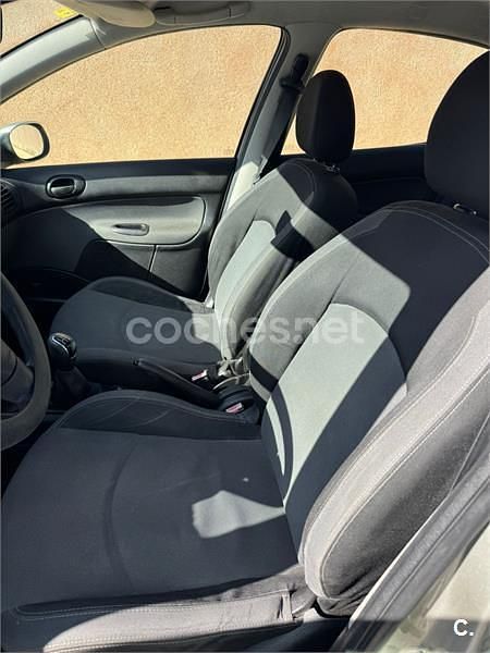 Usado Peugeot 206 75 CV (55 kW) 2006 Gris / plata Berlina