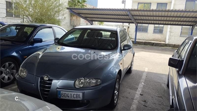 Usado Alfa Romeo 147 Distinctive 105 CV (77 kW) 2002 Gris / plata Utilitario